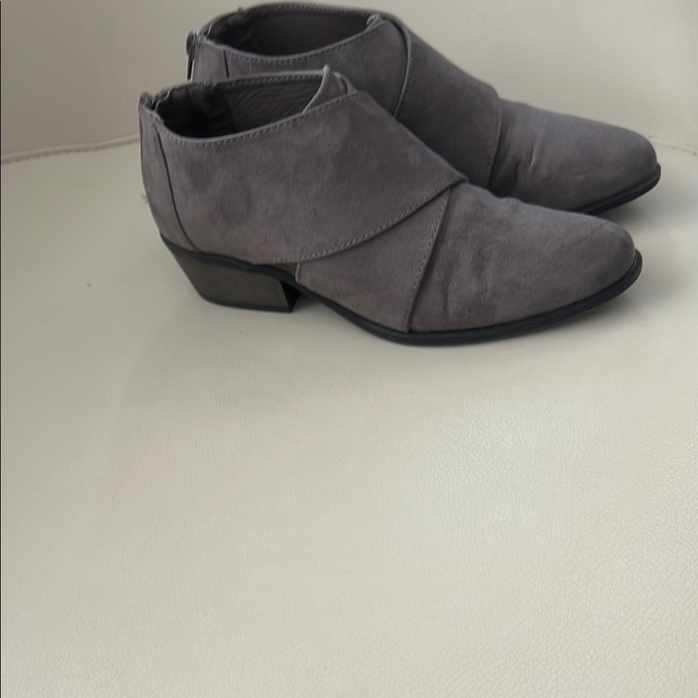 (JG) women’s Gray Suede Ankle Boots size 8
